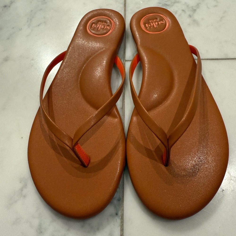 BNWT Soléi sea flip flops